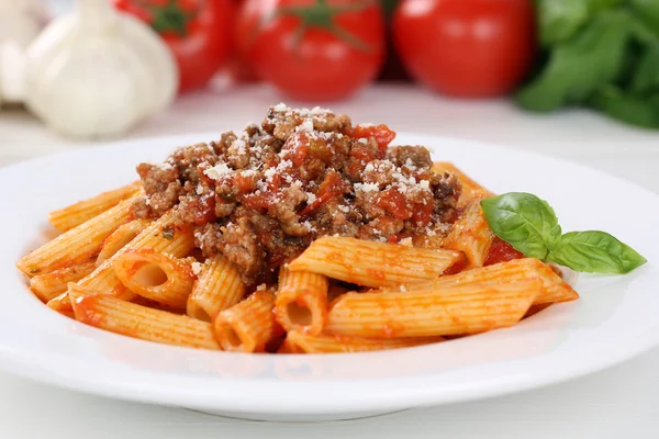 İtalyan makarna makarna Bolognese sos yemek — Stok fotoğraf