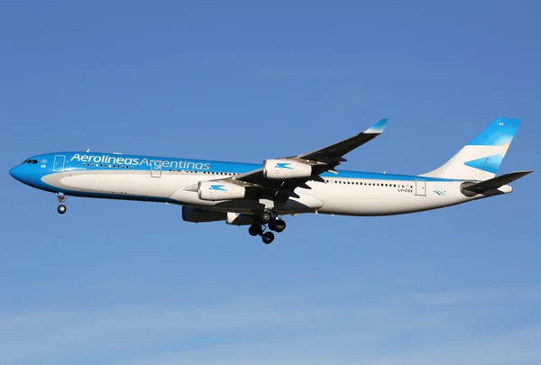 Самолёты Aerolineas Argentinas Airbus A340-300 — стоковое фото