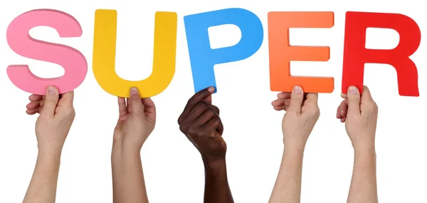 Multiethnische Gruppe von Menschen, die das Wort "super" in der Hand halten — Stockfoto