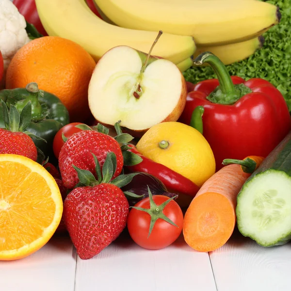 Fruits et légumes frais comme les oranges, les pommes, les tomates — Photo