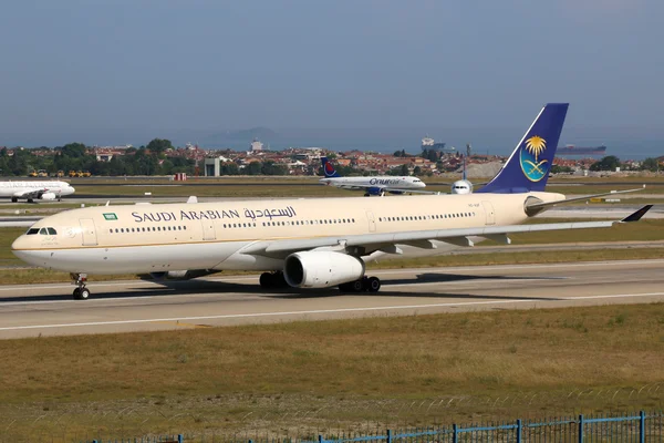 Suudi Arabistan Hava Yolları'nın Airbus A330-300 uçak Istanbul Havalimanı — Stok fotoğraf
