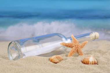 Yaz tatil şişe ile plaj sahne sonrası
