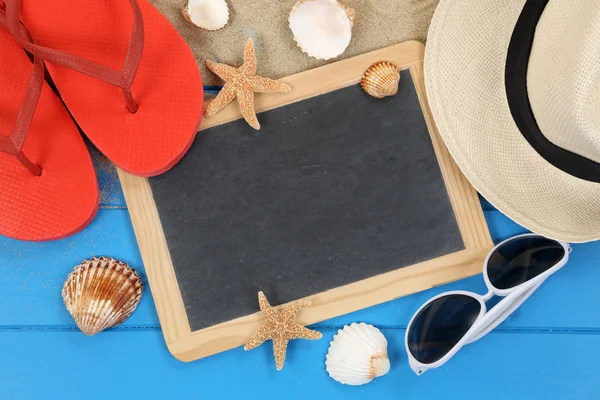 Strandzubehör im Sommer im Urlaub mit Muscheln, Copyspace — Stockfoto