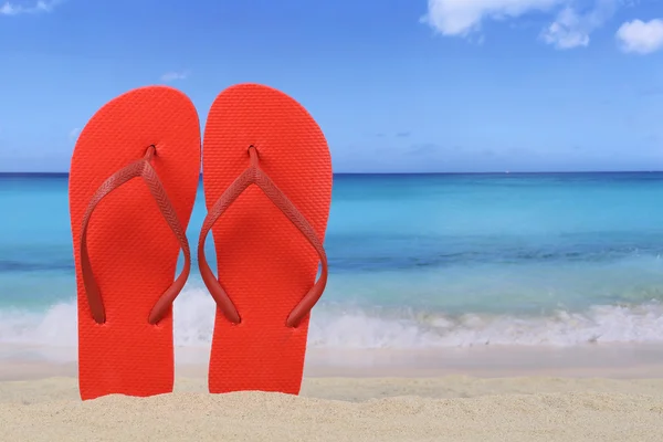 Flip-Flops-Sandalen im Sommer am Strand und im Urlaub mit Copyspac — Stockfoto