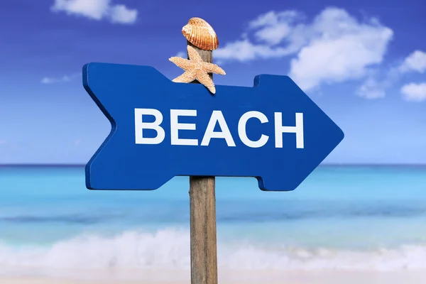 Sign to the beach and sea in summer on vacation — Stock Photo, Image