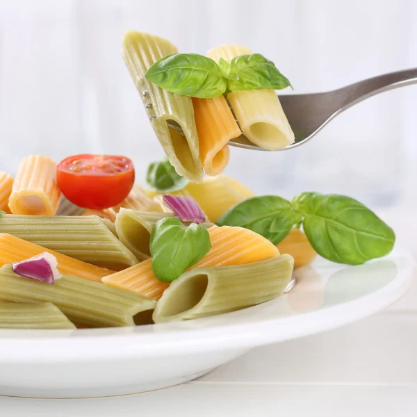 Cucina italiana mangiare penne colorate Rigate pasta farina — Foto Stock