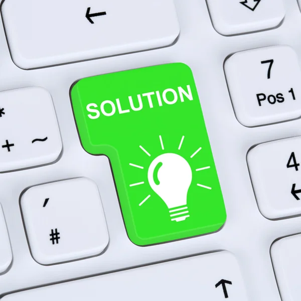 Нажатие кнопки "Найти решение проблемы" в Интернете — стоковое фото