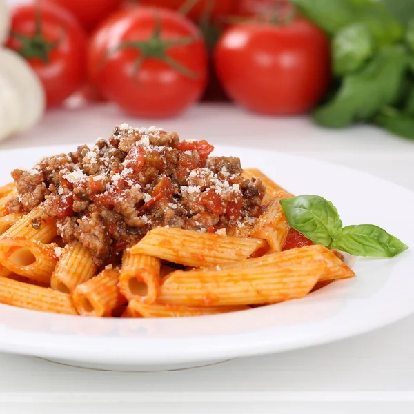 İtalyan mutfağı penne Rigate Bolognese soslu erişte makarna yemek — Stok fotoğraf