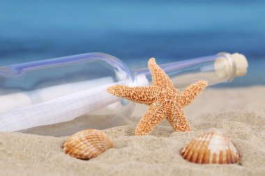 Yaz ve deniz şişe ile tatil plaj sahnesinde sonrası