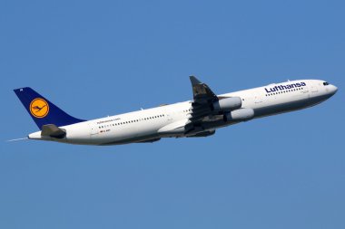 Lufthansa Airbus A340-300 uçağı Frankfurt Havaalanı