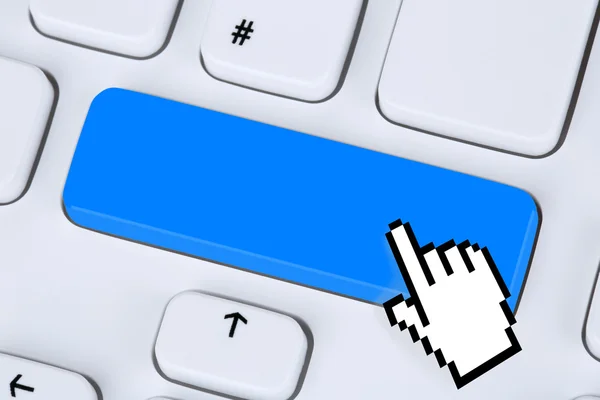 Modré zadejte klíč na klávesnici počítače internet s copyspace — Stock fotografie