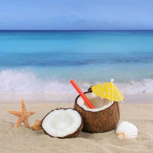 Coconut fruits cocktail drink in summer on the beach — Stock Photo, Image