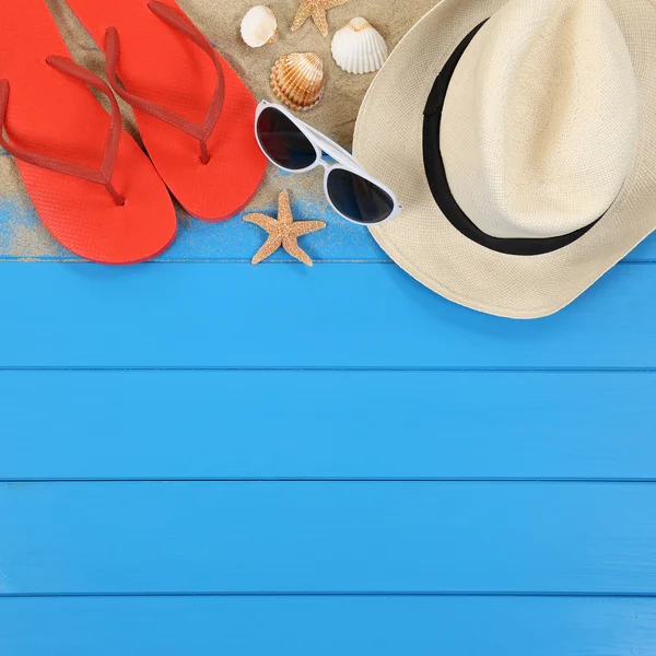 Strandszene im Sommer im Urlaub mit Muscheln, Hut, Kopierraum — Stockfoto