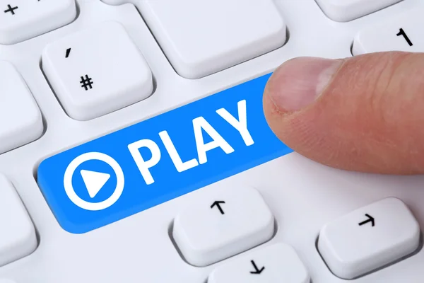 Tryck på play-knappen för musik eller film på internet compu — Stockfoto