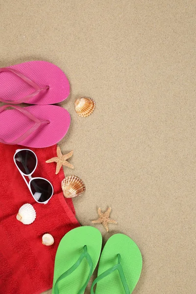 Escena de playa en verano de vacaciones con gafas de sol, toalla y policía —  Fotos de Stock