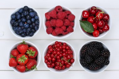 Berry meyve kase çilek, yaban mersini ve cherrie