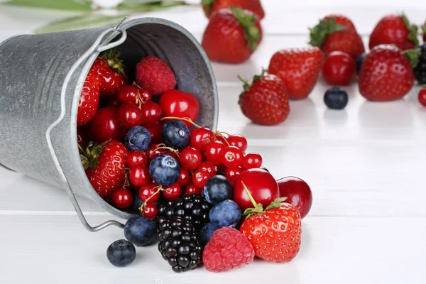 Berry fruits in bucket with strawberries, blueberries, cherries — Stock Photo, Image