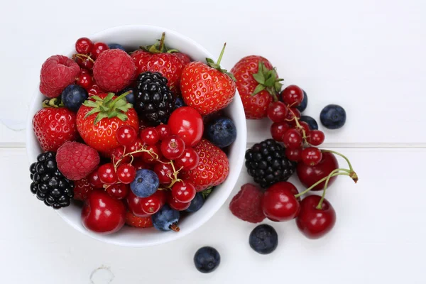 Beerenfrüchte in Schüssel mit Erdbeeren, Blaubeeren und Cher mischen — Stockfoto