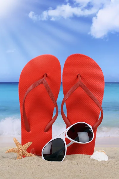 Escena de playa con sandalias chanclas en vacaciones de verano —  Fotos de Stock