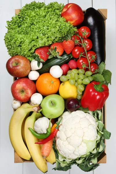 Fruit en groenten zoals sinaasappelen, appel in houten kist grocerie — Stockfoto