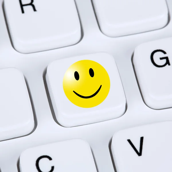 幸せな笑顔のコンピューター概念の記号評価フィードバック — ストック写真