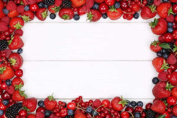 Marco de frutas de la baya con fresas, arándanos, cerezas y Fotos de stock