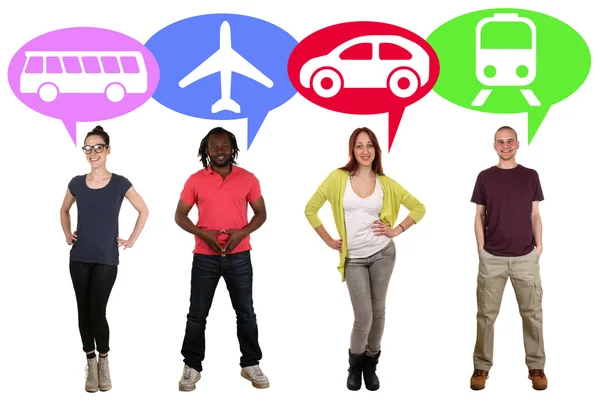 Группа молодых людей выбирает автобус, поезд, автомобиль или самолет — стоковое фото