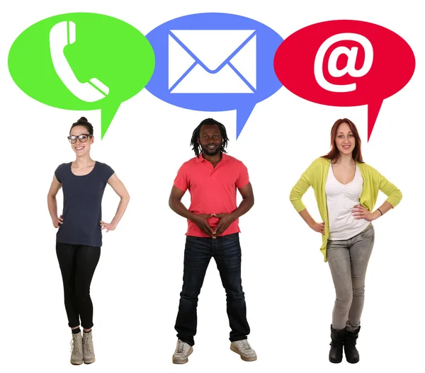 Groep van jonge mensen kiezen voor communicatie telefoon, mail of — Stockfoto