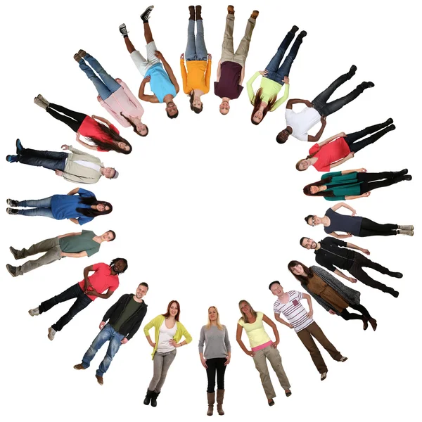 Sonriente multicultural multiétnico grupo de jóvenes en circ — Foto de Stock