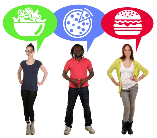 Grupo de jóvenes que eligen comida pizza, ensalada o hamburguesa —  Fotos de Stock