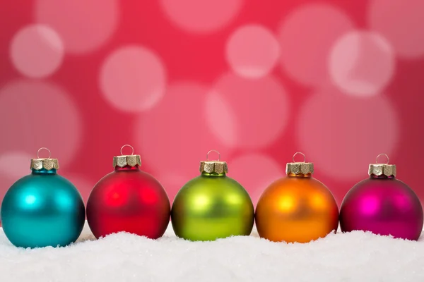 Boules de Noël colorées dans une décoration de fond rangée avec sno — Photo