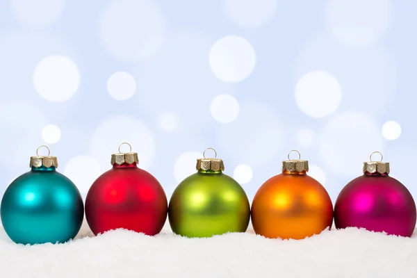 Bolas de Natal coloridas decoração de fundo com neve — Fotografia de Stock