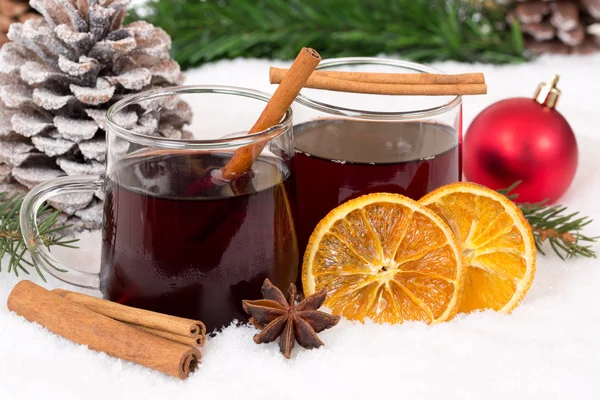 Glühwein an Weihnachten im Winter alkoholische Getränke Dekoration mit — Stockfoto