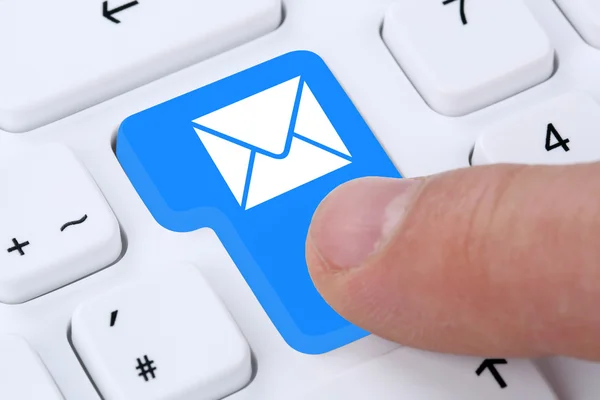 Enviar un mensaje de correo electrónico por correo electrónico en el ordenador —  Fotos de Stock