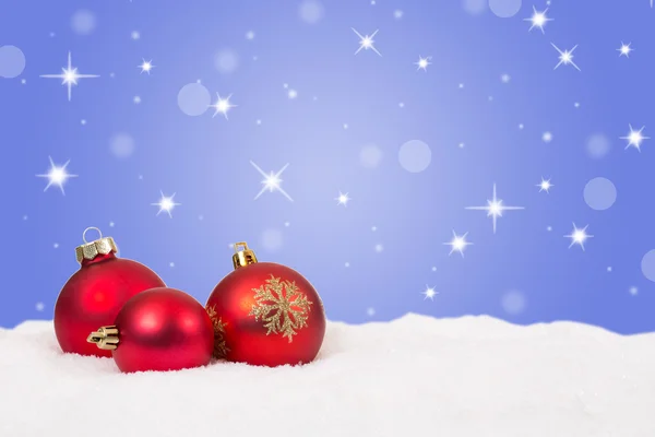 Красные рождественские шары фон украшения со снегом и звездами — стоковое фото