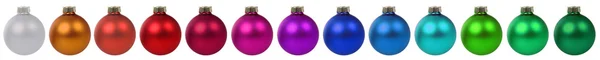 Bolas de Navidad coloridos adornos borde de la decoración en una fila isol — Foto de Stock