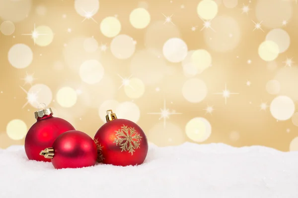 Bolas de Natal vermelho decoração de fundo dourado — Fotografia de Stock