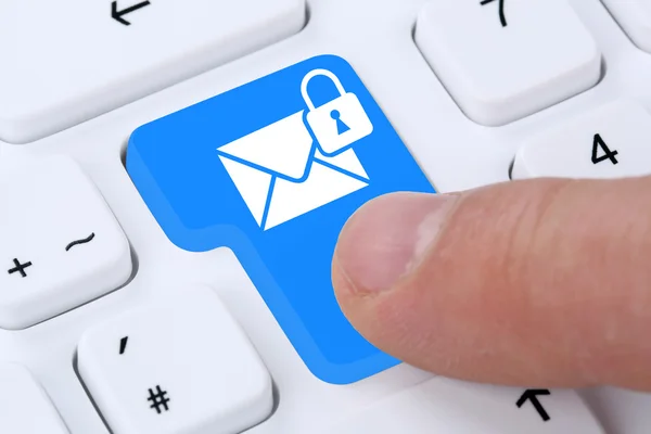Enviando e-mail criptografado mensagem de correio electrónico no computador — Fotografia de Stock