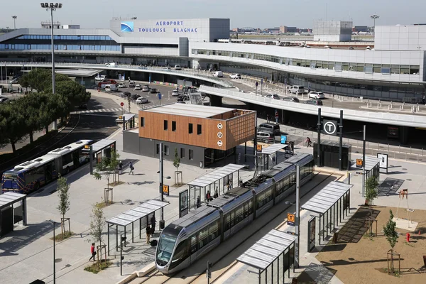 Terminal dell'aeroporto internazionale di Tolosa con fermata del tram — Foto Stock