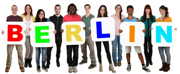 Grupo de jovens multi-étnicos segurando palavra Berlim — Fotografia de Stock