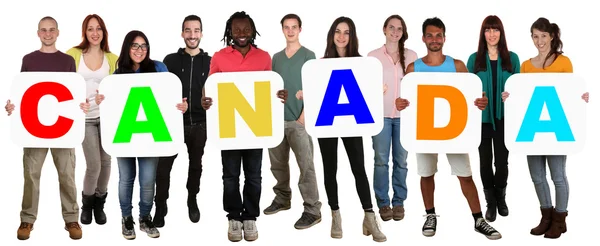 Группа молодых мультиэтнических людей, держащих слово Канада — стоковое фото