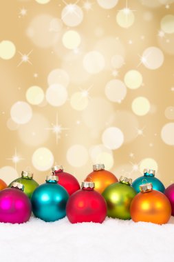 Kar ve boşaltmak Noel topları altın arka plan