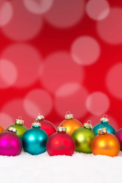 Muitas bolas de Natal coloridas decoração de fundo com neve — Fotografia de Stock
