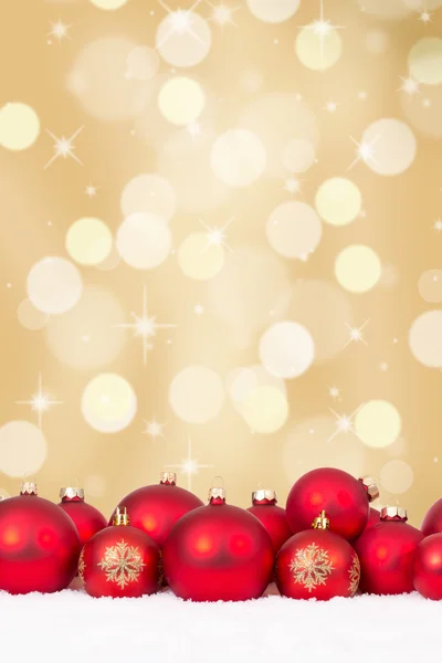 Natal bolas vermelhas decoração com fundo dourado — Fotografia de Stock