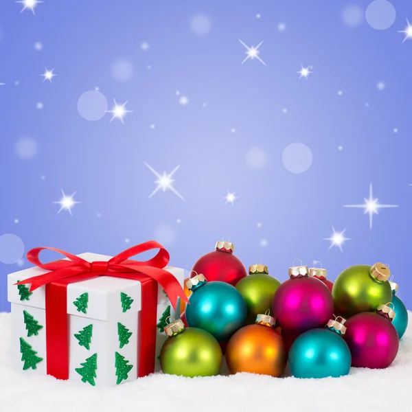 カラフルなボールや星とクリスマス プレゼントの装飾 — ストック写真