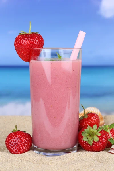 Strawberry smoothie fruit juice cocktail with strawberries fruit — Stockfoto