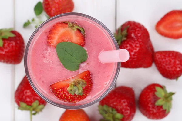 Strawberry smoothie fruit juice milkshake with strawberries frui — Zdjęcie stockowe