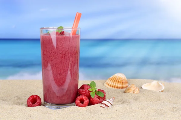 Raspberry smoothie fruit juice cocktail with raspberries fruits — ストック写真