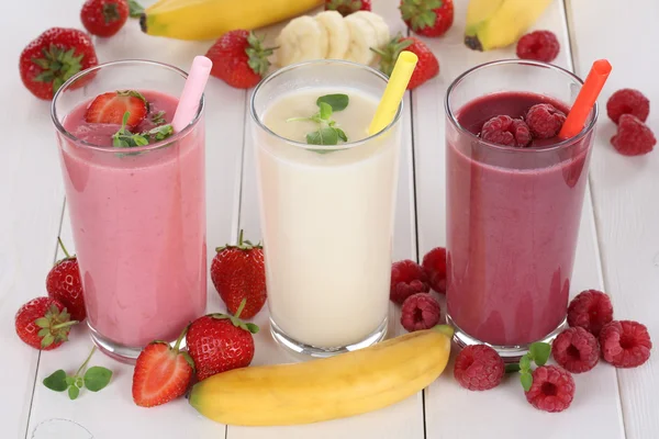 Smoothie fruit juice with fruits like strawberries, raspberries — Zdjęcie stockowe