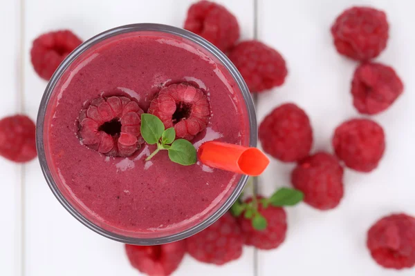 Raspberry smoothie fruit juice milkshake with raspberries fruits — Stockfoto